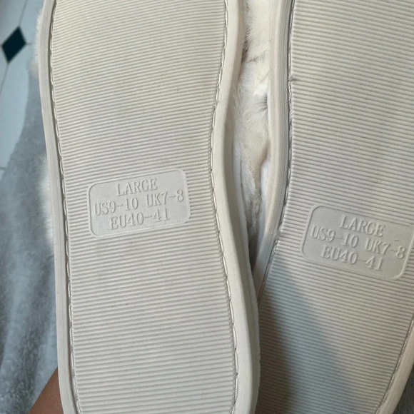 NWOT WHITE CRISS CROSS FUZZY SLIPPERS - Picture 2 of 2